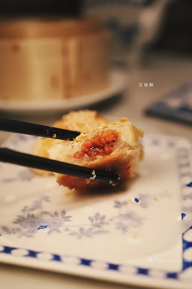 酥皮鬆脆,包裹滿滿的叉燒內餡