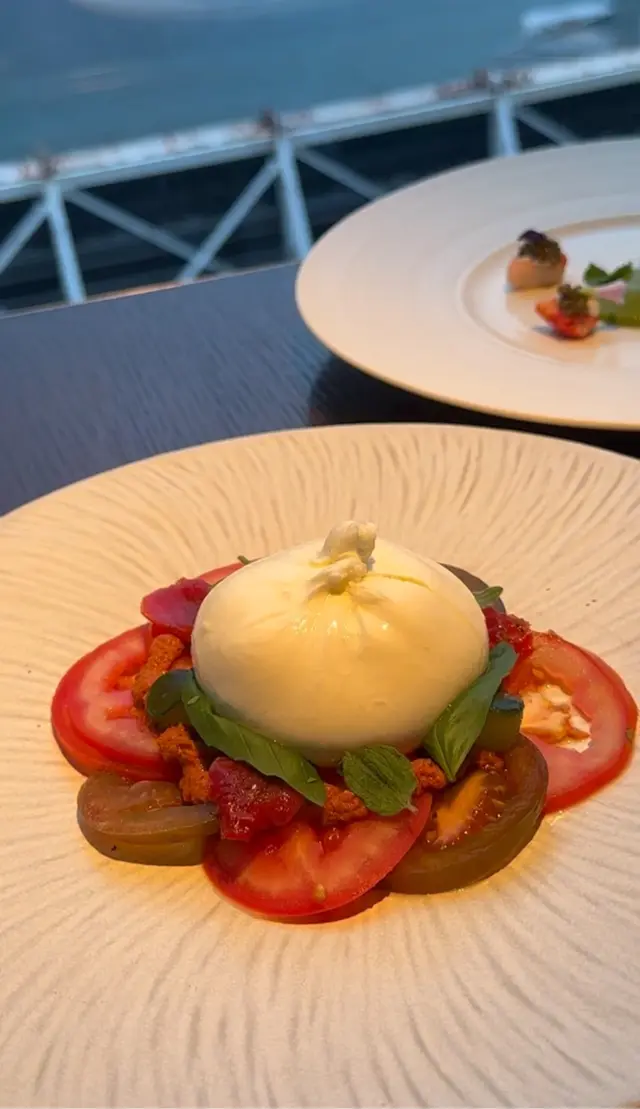 布拉塔芝士與薄切蕃茄