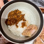 雞扒肉燥飯，（肉燥另上）
嗰啲肉燥少過半罐貓罐頭
問個侍應可唔可以俾多少少，（男職員Long)佢話喺公司規矩得一羹，咁即係所有人哋淨係食白飯