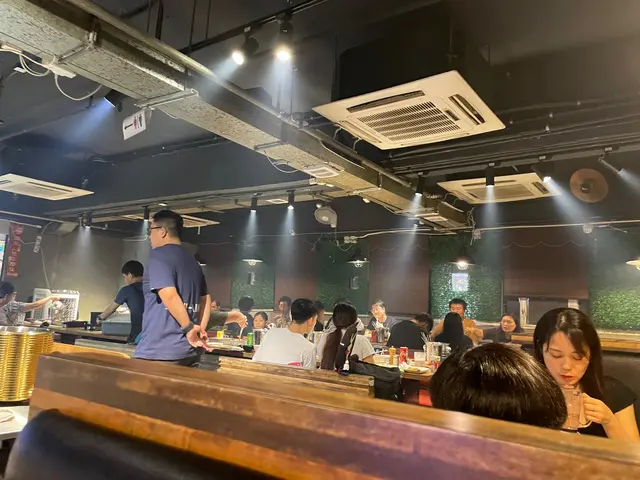 煙霧彌漫,舊式網吧的感覺