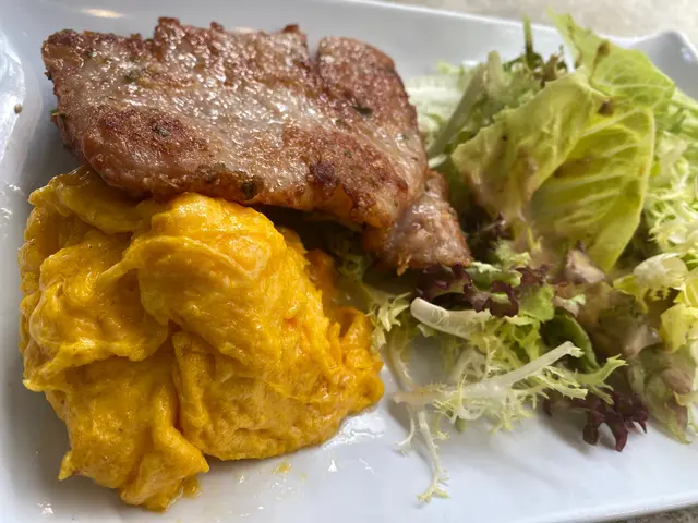 香煎香茅豚肉骨配嫩滑炒蛋、胡麻醬田園沙律