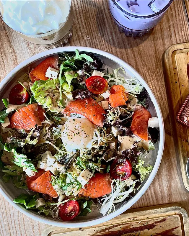 溫泉蛋煙三文魚豆腐沙律配日式胡麻醬