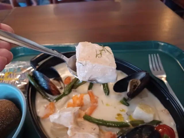 白汁混入三文魚。重有新鮮烤熟既青口。因為本人個肚受唔起生冷野。熟食三文魚配青口。全部係上等食材。滋味無窮。