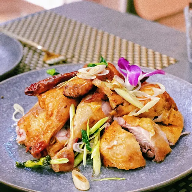 燒雞嘅視覺效果好澎湃,淋上白酒後再點火,外皮變得更香口!🐥睇完火焰燒雞show,店員會問使唔使斬件上🤪斬件食就食得更方便啦!😙