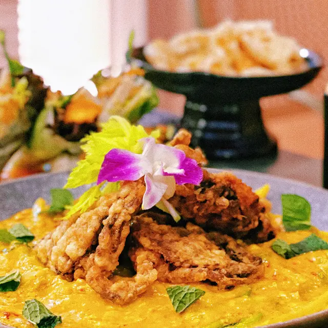 見到秘製緊係要試!秘製蛋咖喱就係泰式咖喱入面有蛋蛋🍛 咖喱惹味,辣度唔高!軟殼蟹炸得好香脆,脆卜卜又有蟹肉鮮味,配埋蛋咖喱一齊食🦀好過癮!