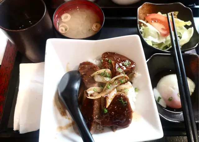 燒汁洋蔥炒牛舌飯