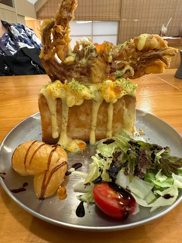 金沙軟殼蟹三文魚籽海鮮沙律盒子吐司