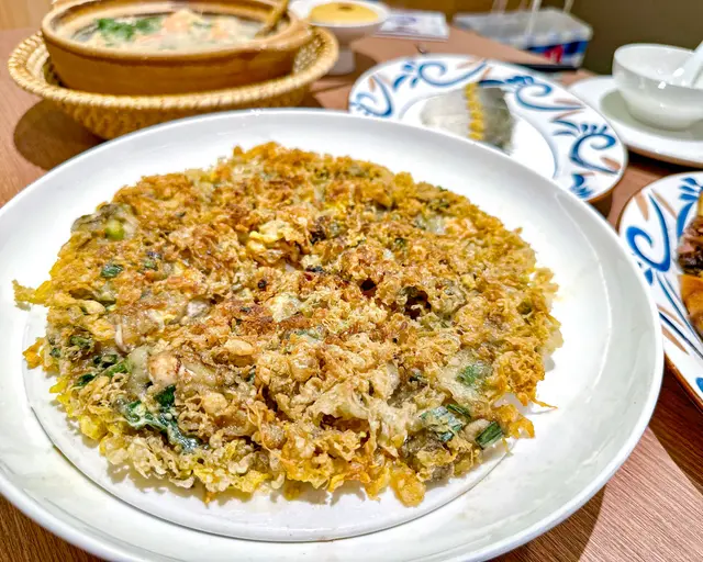 依照地道嘅南澳做法，加了木薯粉製作，炸得好鬆脆又香口，鮮味飽滿蠔仔份量都幾多，蘸埋魚露食特別滋味