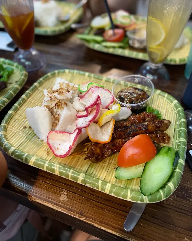 沙嗲雞肉串配飯團