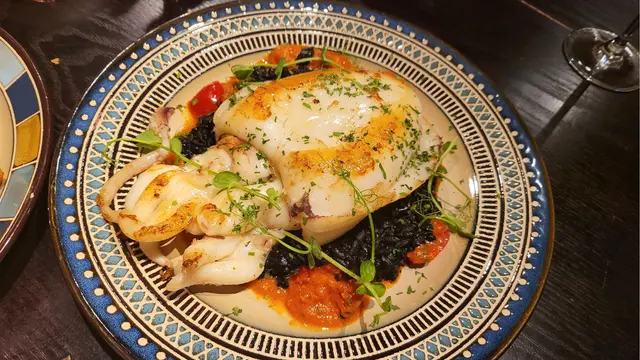 呢個飯個原隻墨魚超大隻好誇張, 一D都唔韌, 好爽味道剛剛好, 個蕃茄底配墨魚汁意大利飯超好食, 出面食唔到, 唔怪得有明星介紹
.#foodie #FoodieLife #DiscoverMore #香港美食 #hkfoodie