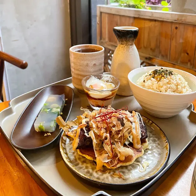 大阪燒風味黑椒烤雞塊配鐵板牛油炒野菜餅