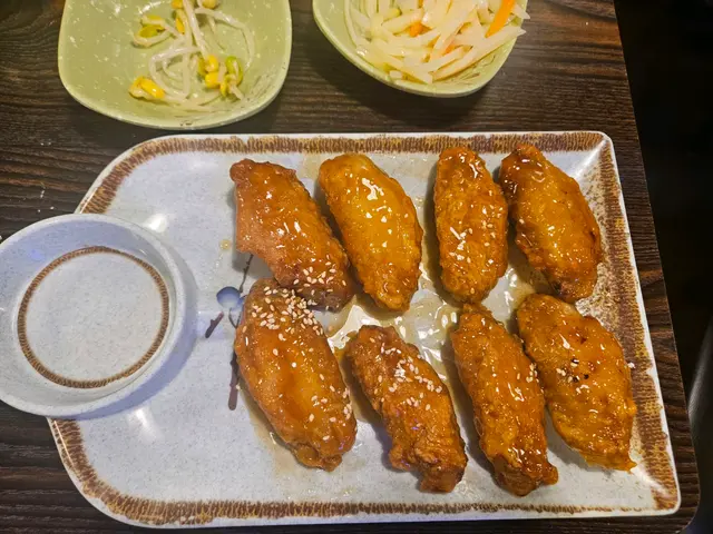 8隻蜜糖雞中翼，店家強調這是"醬油炸雞"