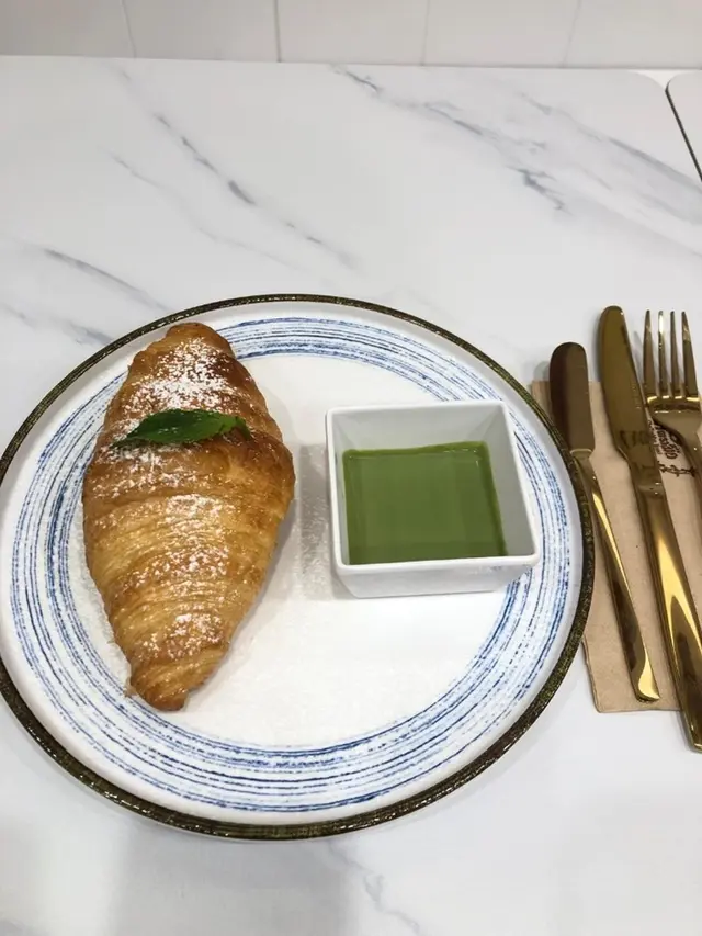 牛角包配綠茶醬