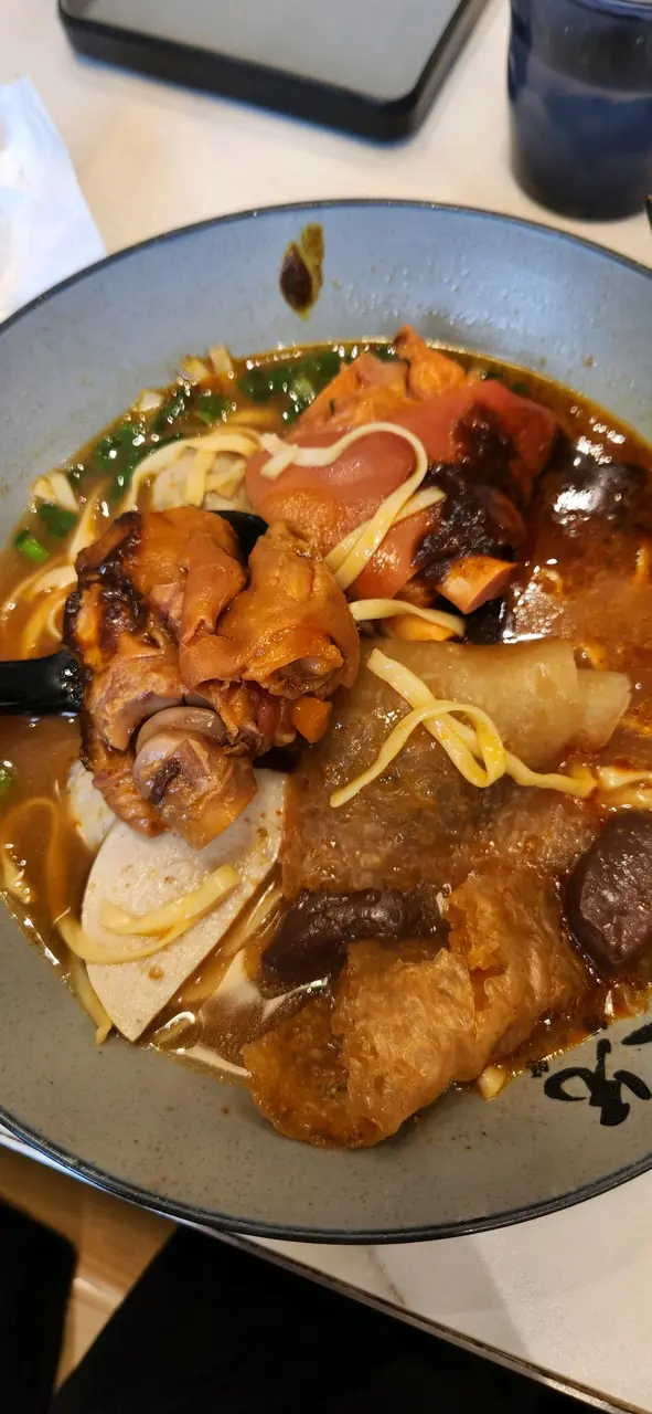 豬小姐，豬腳淋但無乜味，所有餸都唔好食