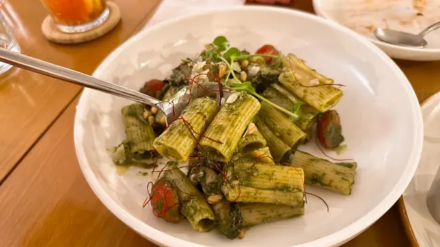 粗管意粉煮得剛好，軟硬適中，
青醬濃稠，羅勒🌿味香，
粗管粉好掛汁，啖啖香濃～
加上松子嘅點綴，口感更豐富！