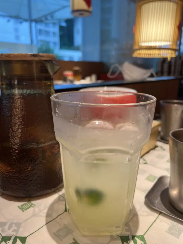 

- 1L超大杯，兩人share都夠，，加入2粒鮮青檸，微酸清甜解膩