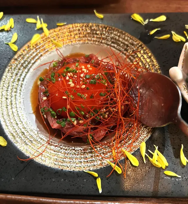 和牛他他, 微甜的醬汁加上溫泉蛋汁