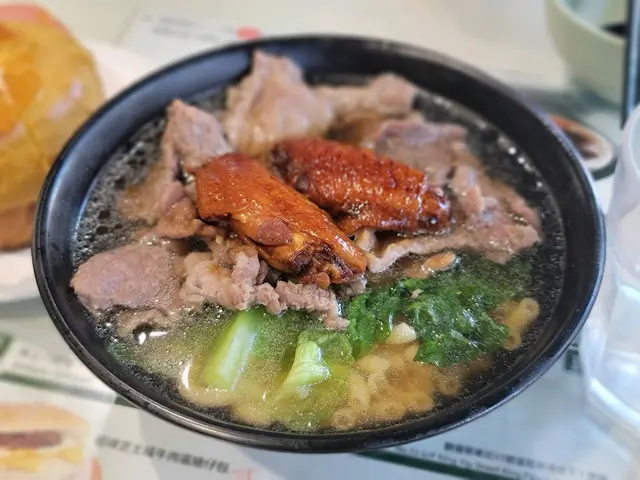 鮮牛肉通粉清湯 + 雞翼2只