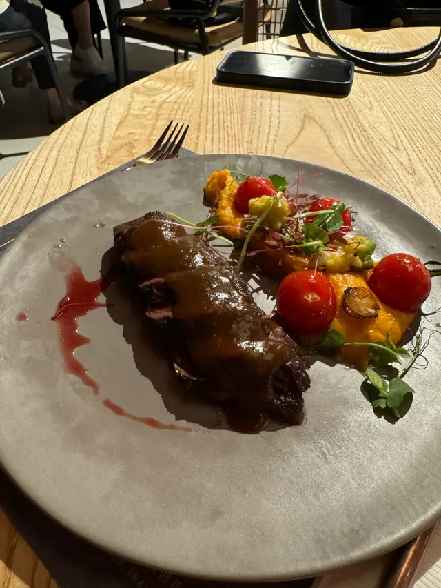 封門柳軟嫩多汁，牛味重。
另外配菜薯蓉口感順滑，加入冬陰功香料調味非常特別。