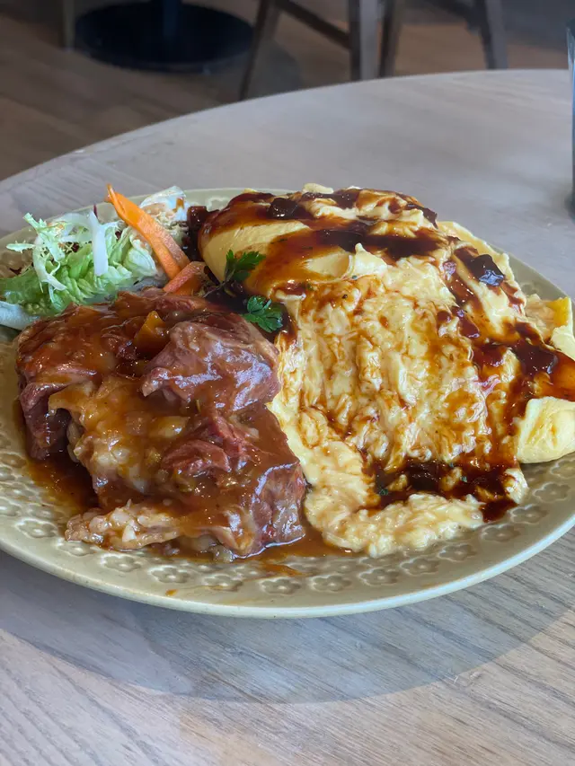 日式紅酒燉牛面肉蛋包飯