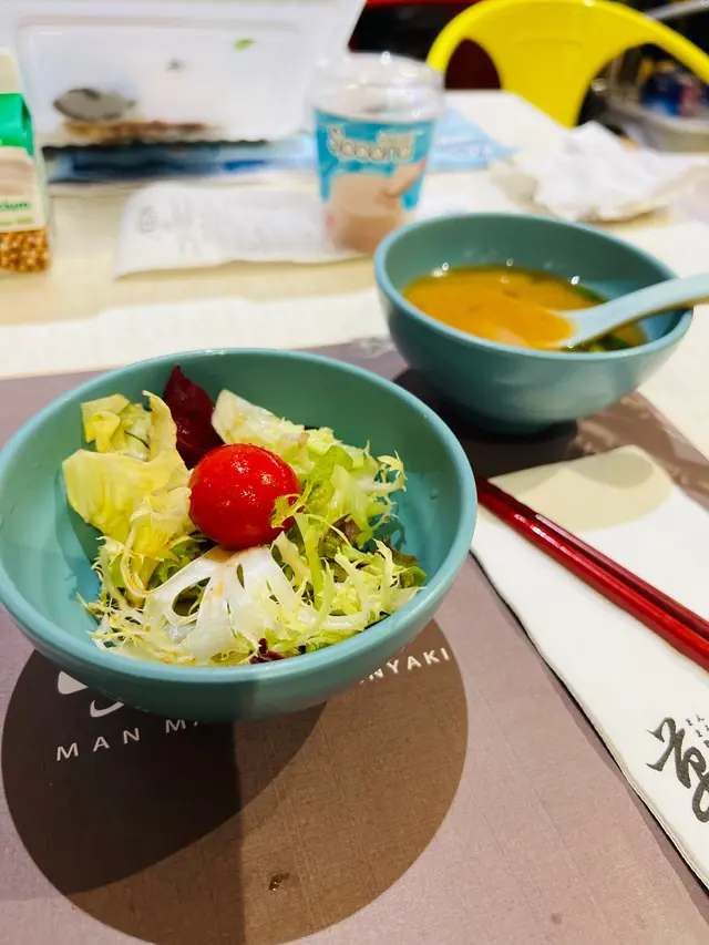 沙律菜配上日式沙律汁，酸酸地幾開胃，麵豉湯亦不太咸