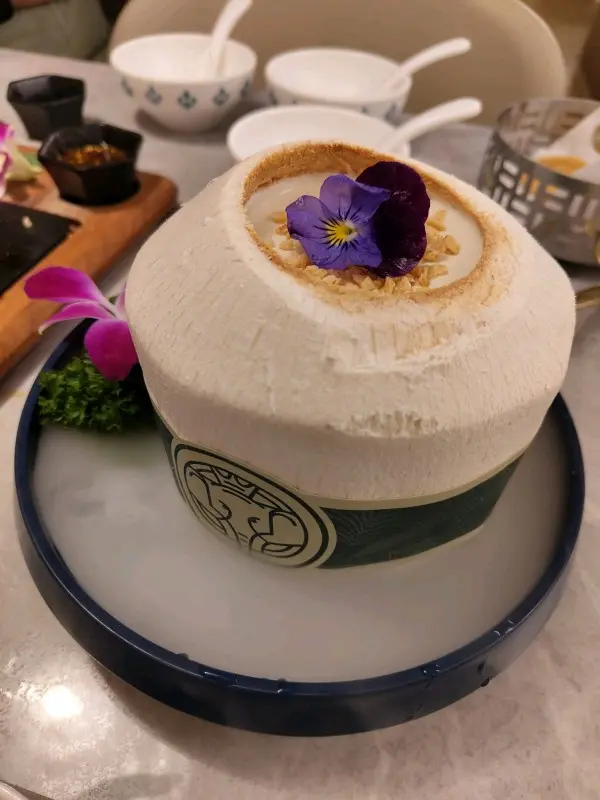呢個招牌椰皇凍真係不得了，
椰香四溢，入口冰凍但口感細滑，
同埋份量都唔少，
適合兩個人分享。