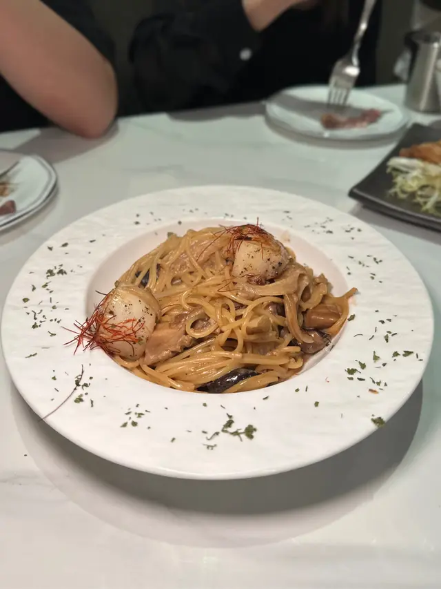 香煎帶子伴忌廉牛肝菌汁意粉