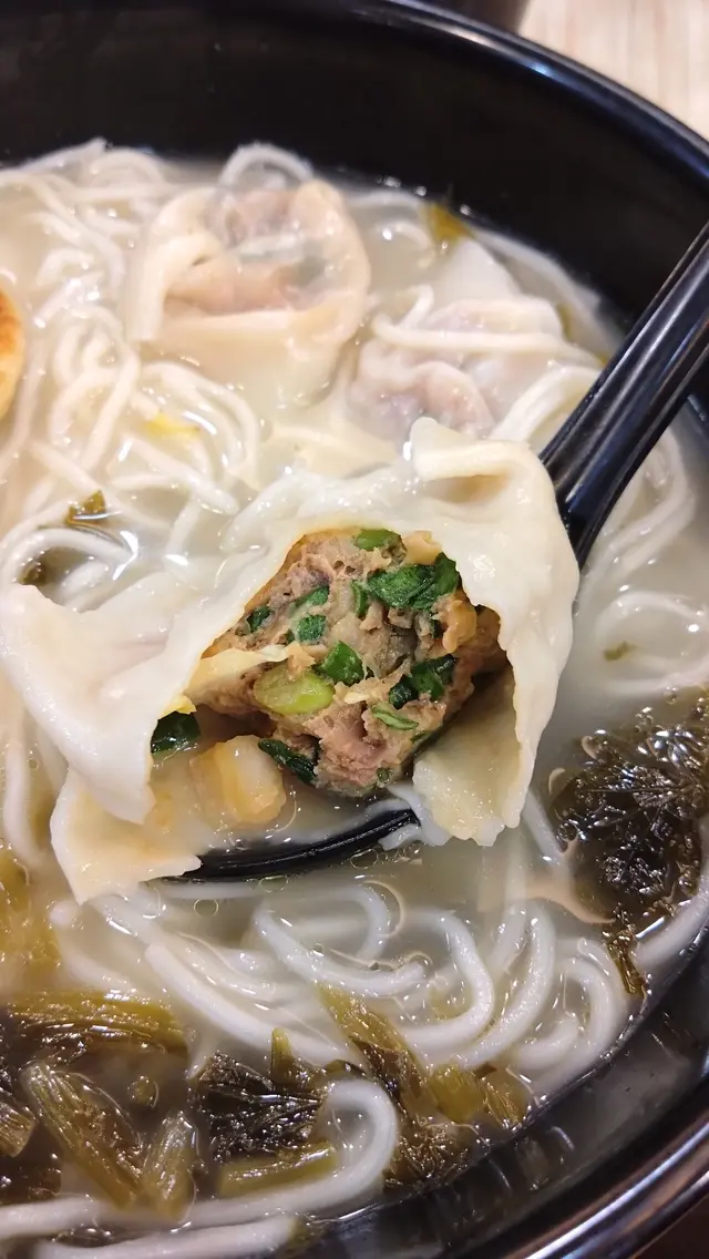 飽滿的上海雲吞，菜少肉多，味道鮮美