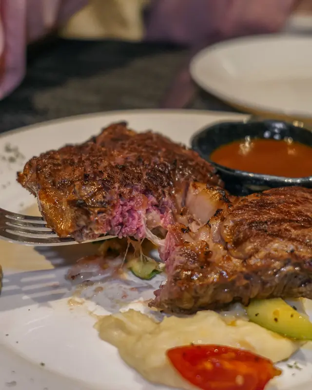 炭燒美國頂級安格斯肉眼扒配紅酒燒汁