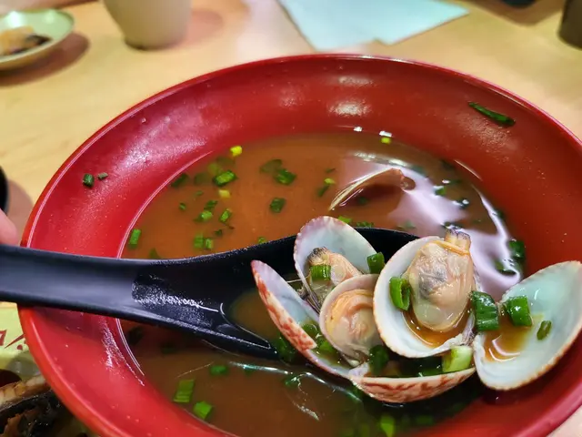 有不少帶殼蜆肉，還有大量蔥粒，熱騰騰，令麵豉湯底增鮮不少