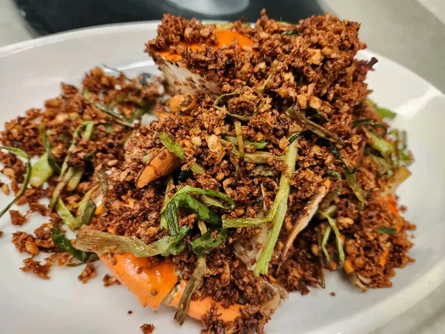 必食之選，避風塘炒大肉蟹，炸蒜夠香，有鑊氣。