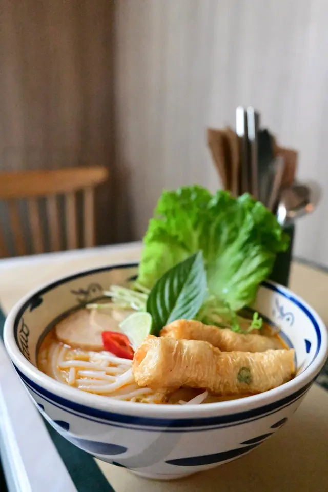 苗族椰汁淡咖哩湯米線(扎肉配炸蝦卷)