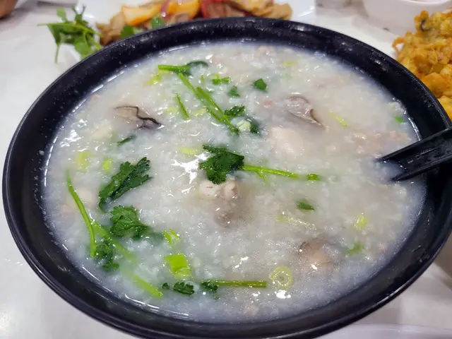 粥底濃稠，加了不少原隻大蠔，蠔味足又無腥味，抵食！