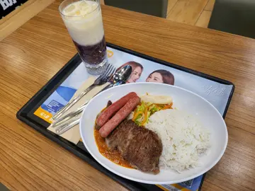 洋葱汁牛扒肠仔饭 配粒粒红豆冰 