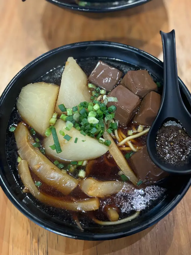 豬紅、蘿蔔、咖喱魷魚、油麵