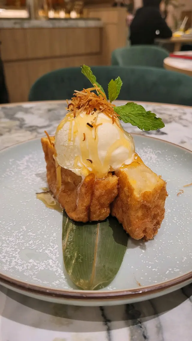 D24榴槤西多士 配雲尼拿雪糕