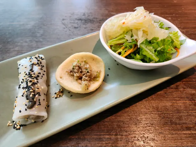 前菜拼盤 : 蒸粉卷, 香葉肉碎蝦片, 柚子沙律