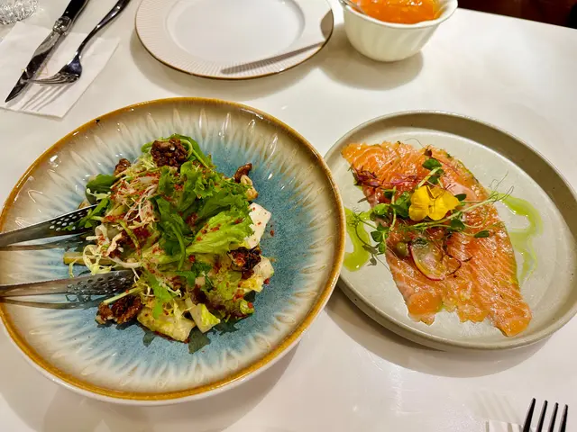 前菜-胡麻核桃煙肉羅馬生菜沙律、自家醃製刁草挪威三文魚