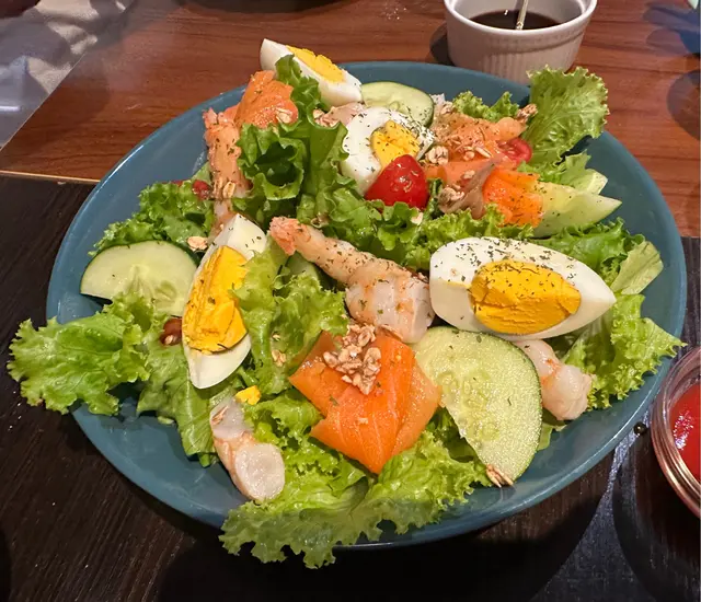 煙三文魚大蝦雜菜沙律