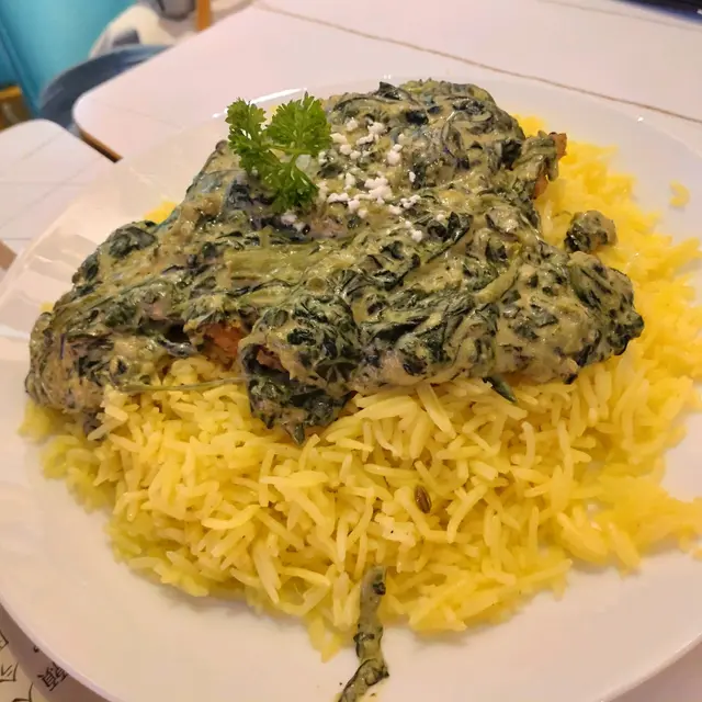 【 菲塔奶酪菠菜沙克舒卡雞肉中東米飯 】 