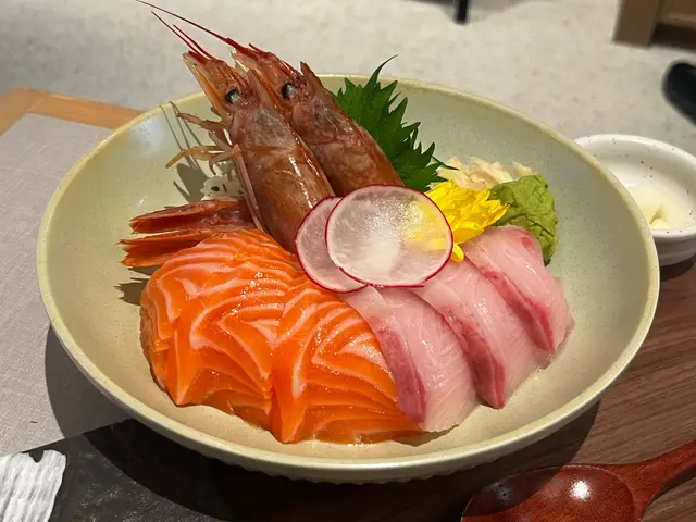 三色魚生丼