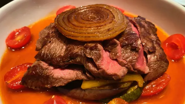 牛肉肉質鮮嫩，煎得剛好，外脆內嫩，每一口都充滿肉汁。上面嘅洋蔥增添咗層次感，令整體味道更加豐富。醬汁酸甜適中，非常開胃