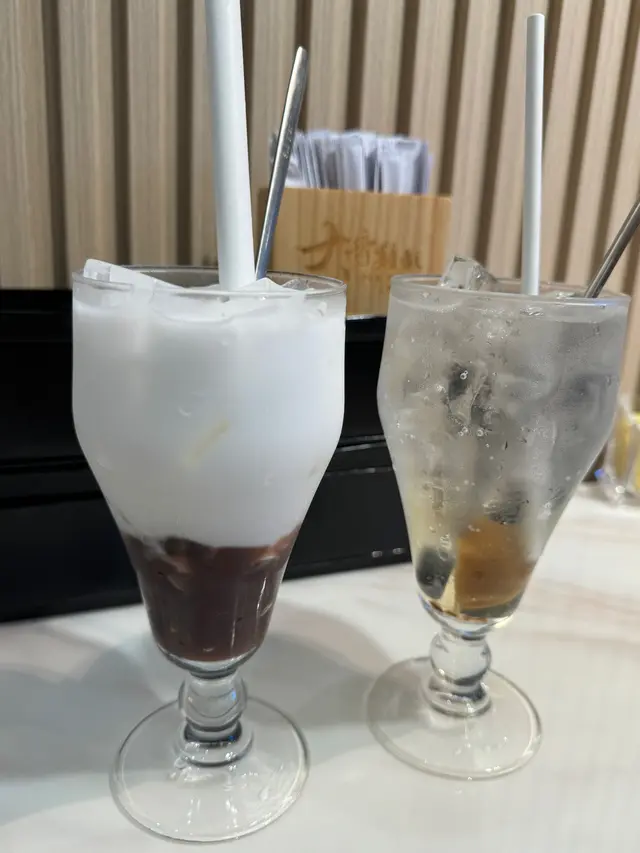 椰汁紅豆冰和鹹檸梳打水