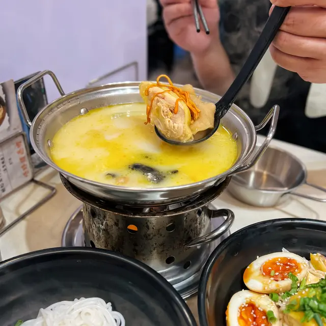 招牌癡花膠雞濃湯米線