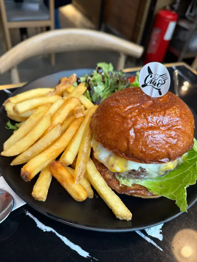 餐廳雖然細細間，但座位舒服，漢堡抵食😃
又大份又好食😋