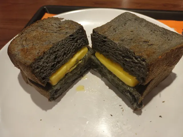 咸柠酱鲜油竹炭多士