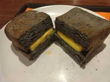 咸柠酱鲜油竹炭多士