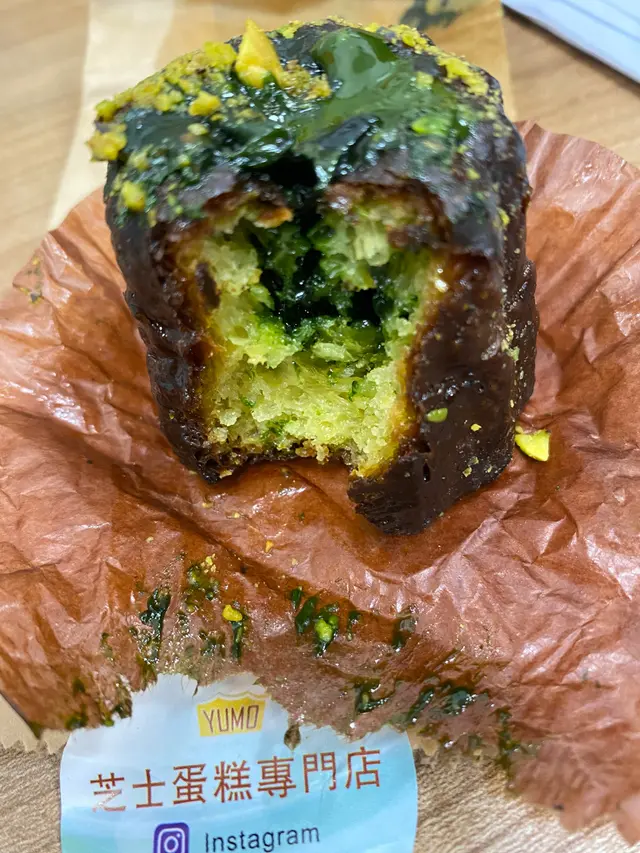 叮熱後，散發焦燶味！有脆皮感。開心果醬如墨汁咁濃！！爆醬+蛋香。十級推介！質素好過晒過往吃過的”品牌”嘢