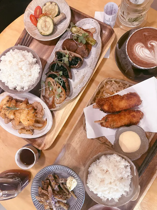 🍱醬漬大啡菇伴烤洋蔥 燒汁鳳梨五花肉 🍱燒雞泡魚乾 吉列紫蘇雞肉串燒