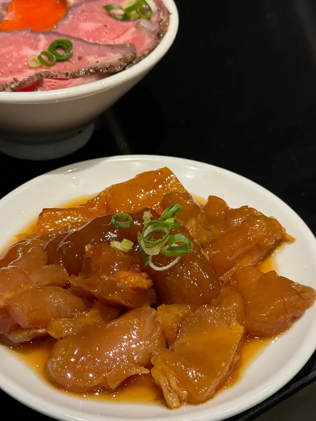 牛筋 果然沒加點錯! 牛筋黏軟 富韌性可口 和辣麻牛骨湯底一起吃
再多點也真吃不夠🤣吃得有夠滿足☺️